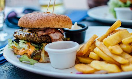 makanan-yang-wajib-dihindari-sebelum-bertanding-voli