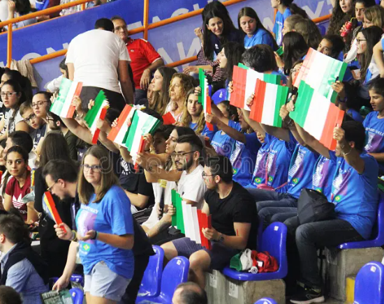 kreativitas-suporter-voli-warnai-pertandingan-besar